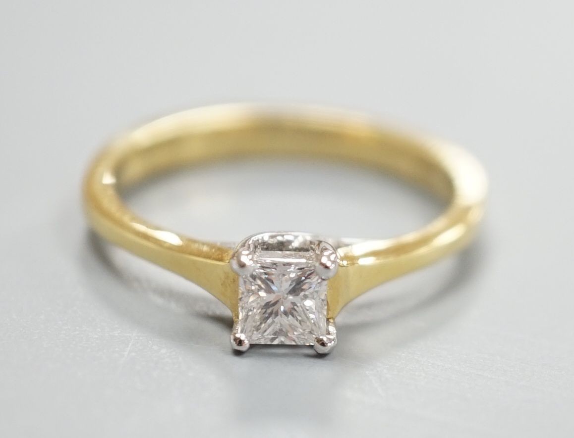 A modern 18ct gold and solitaire princess cut diamond set ring, size M, gross weight 3 grams